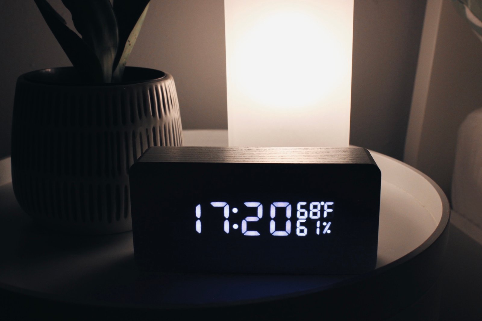 Raumthermometer zeigt 22 Grad im Schlafzimmer