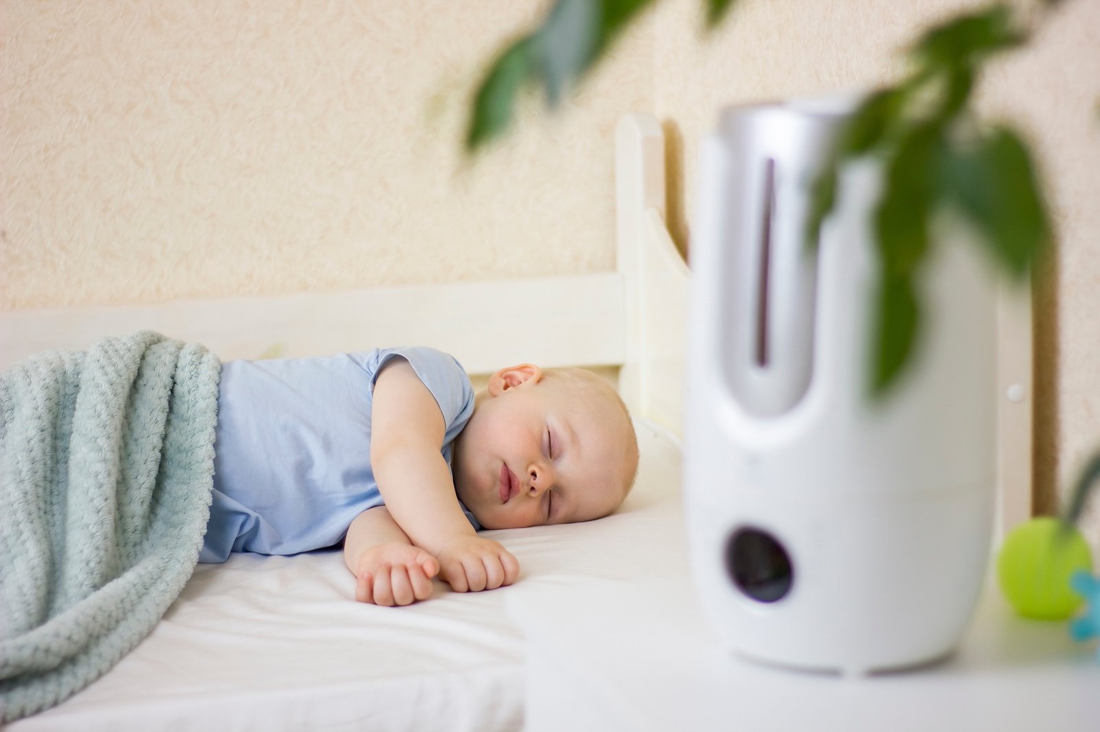Baby schläft in warmem Zimmer im Sommer