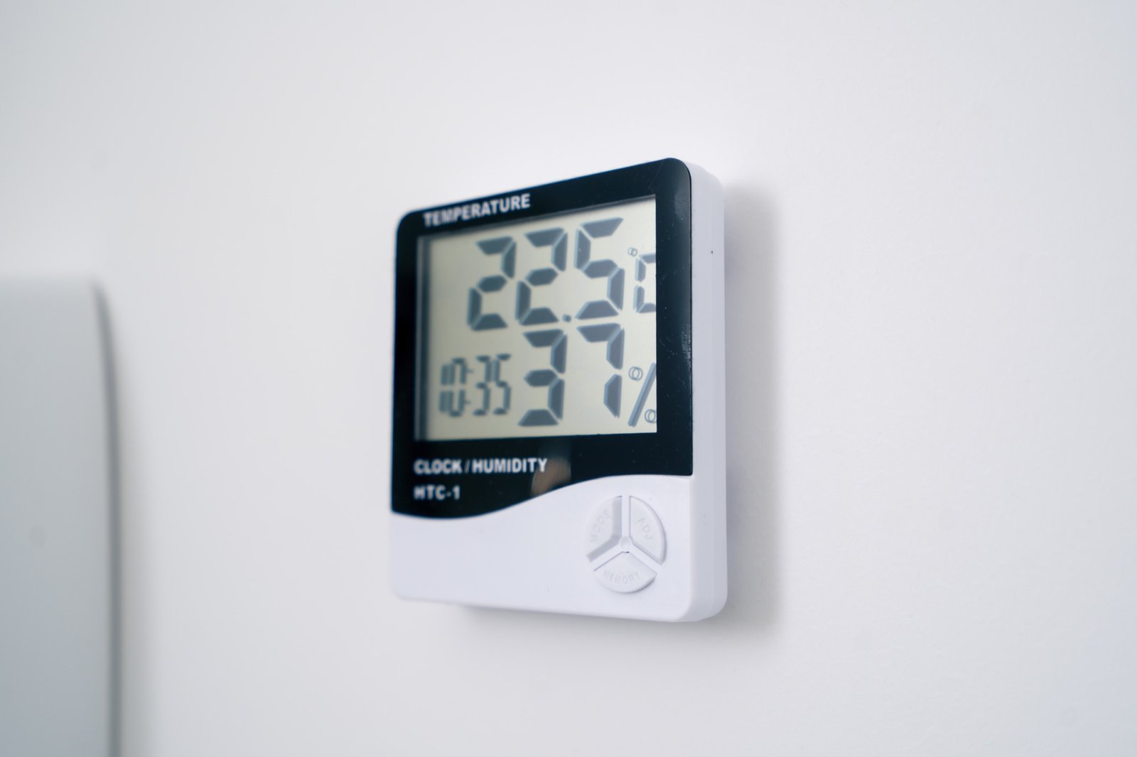 Thermometer und Hygrometer im Schlafzimmer