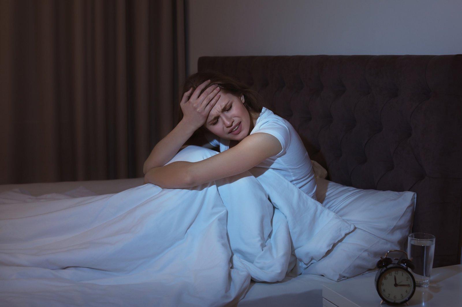 Person liegt wach durch typische Fehler bei Hitze