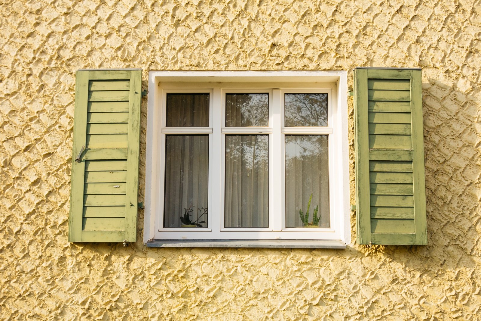 Geschlossenes Fenster tagsüber gegen Hitze im Schlafzimmer