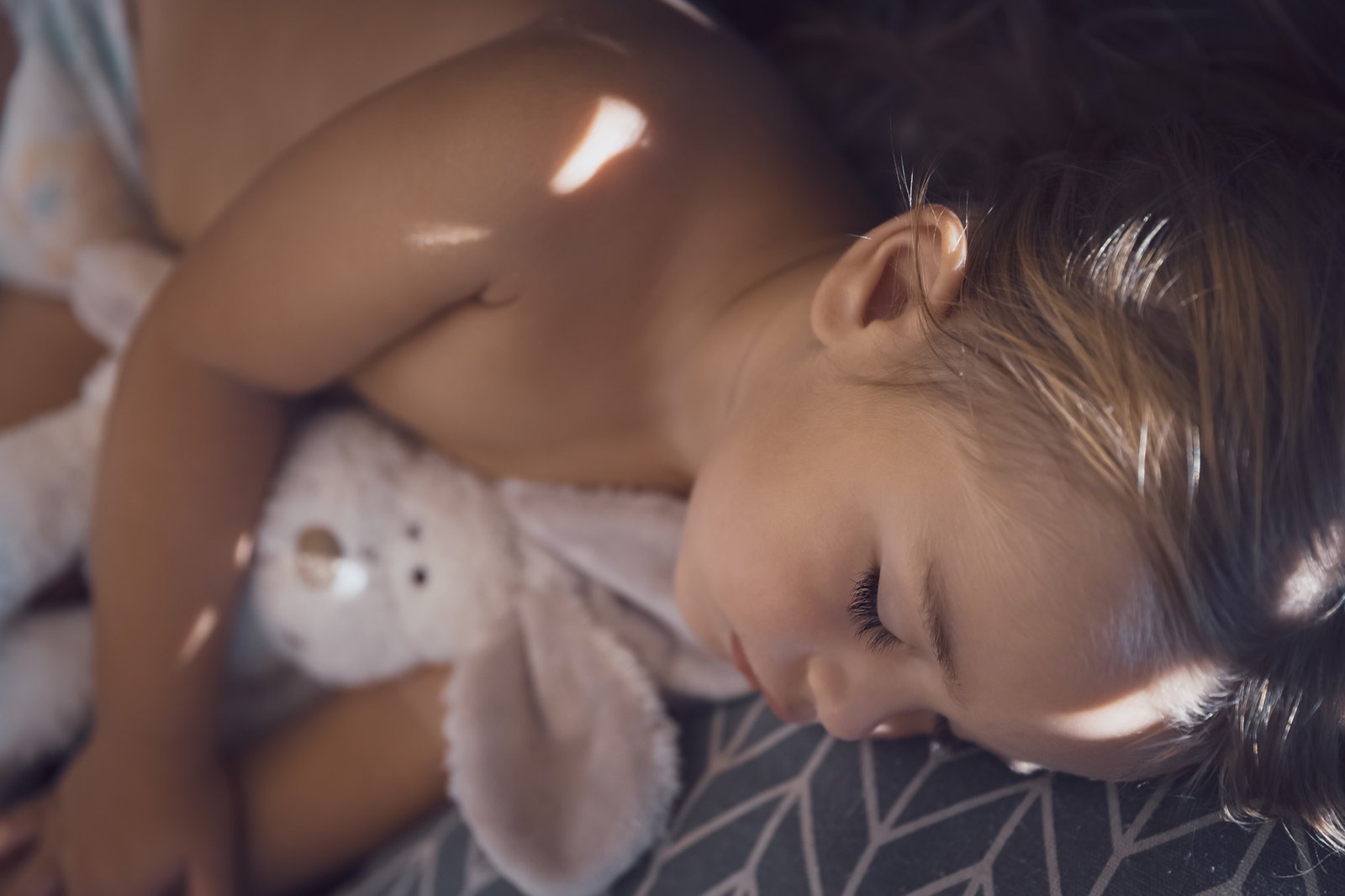 Kind schläft schlecht bei Wärme in der Nacht
