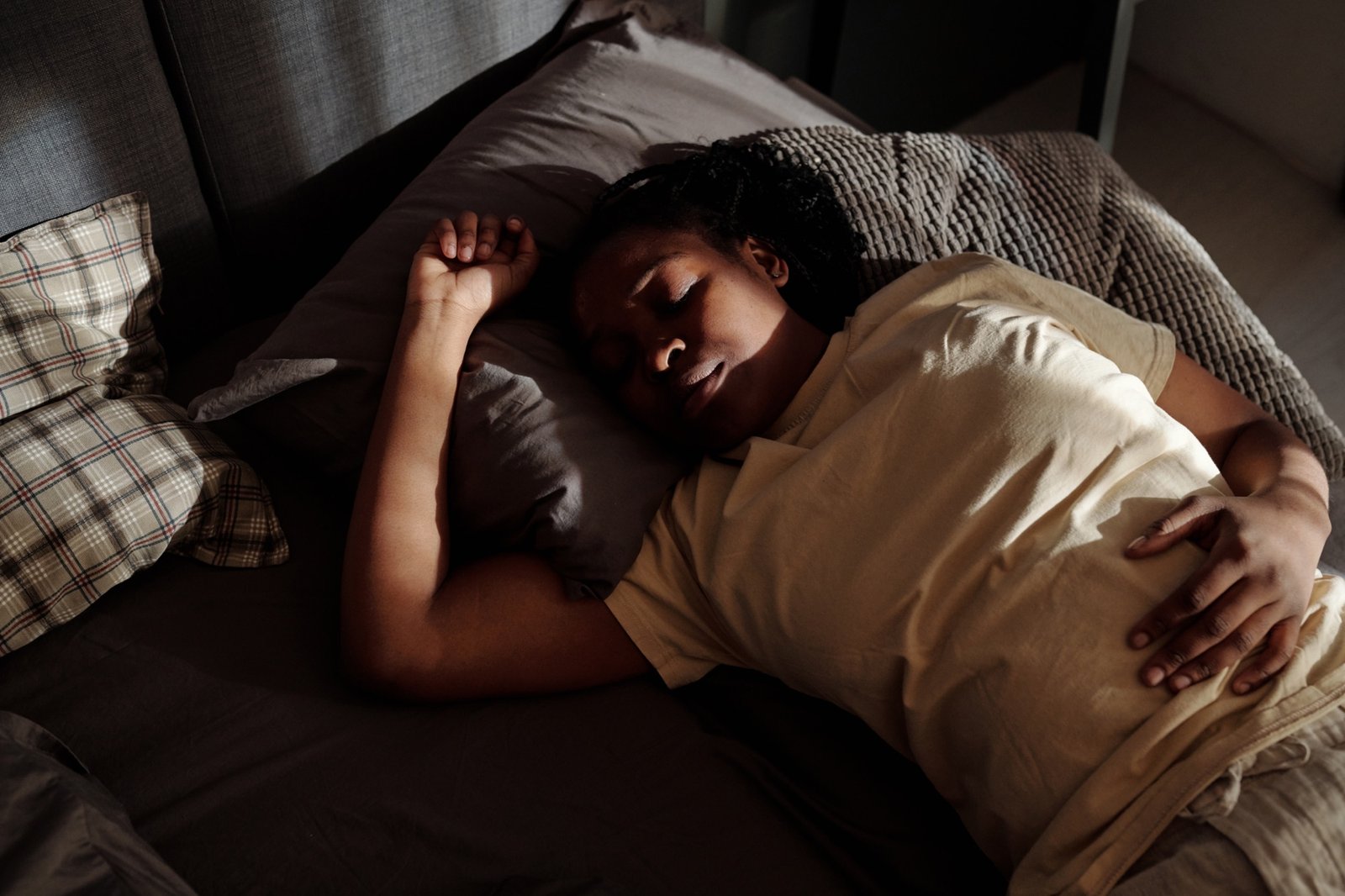 Person liegt nachts mit erhöhter Körperwärme im Bett