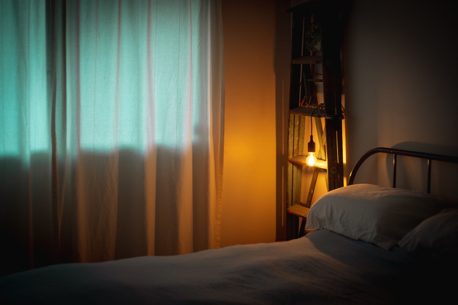 Heißes Schlafzimmer bei 30 Grad Zimmertemperatur
