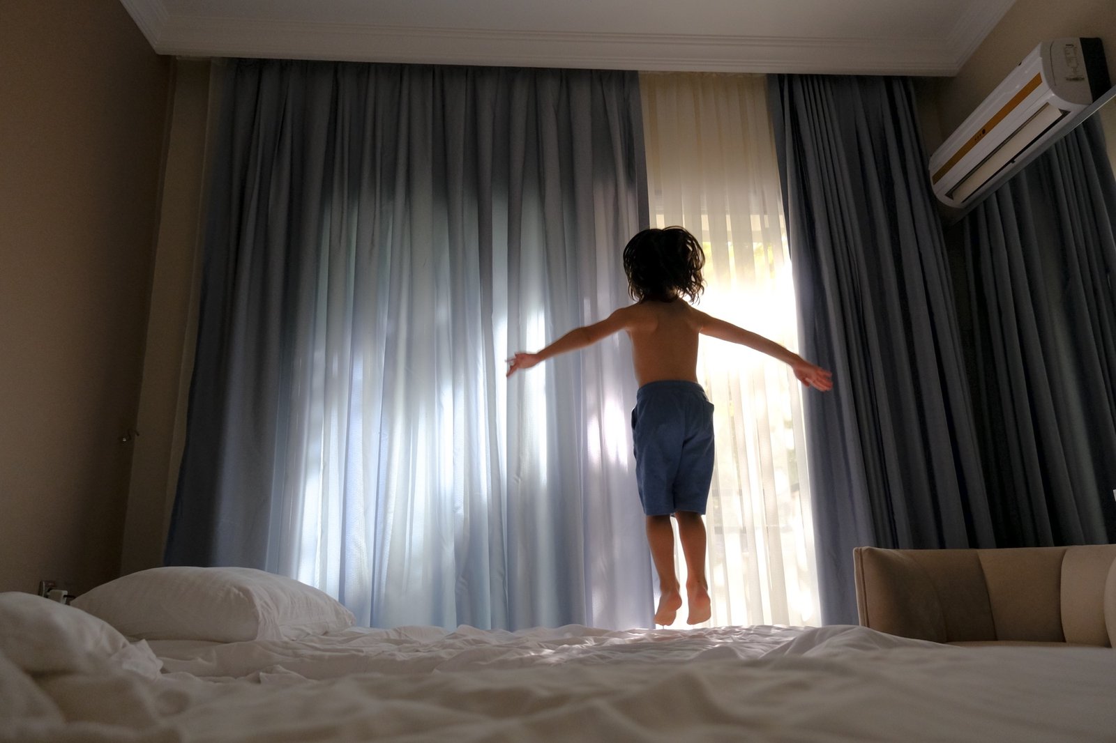 Verdunkelungsvorhang im Schlafzimmer gegen Sonneneinstrahlung